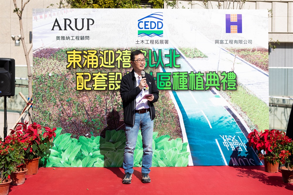 The Sustainable Lantau Office organised a Community Planting Ceremony for the ancillary facilities at the North of Ying Hei Road in Tung Chung to promote greening and foster sense of belonging among local residents.  The residents and management offices of the nearby housing estates also participated.